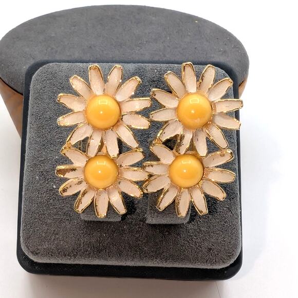 Vintage Signed Weiss Double Daisy White Enamel Yellow Middle Clip On Earrings - Picture 2 of 5